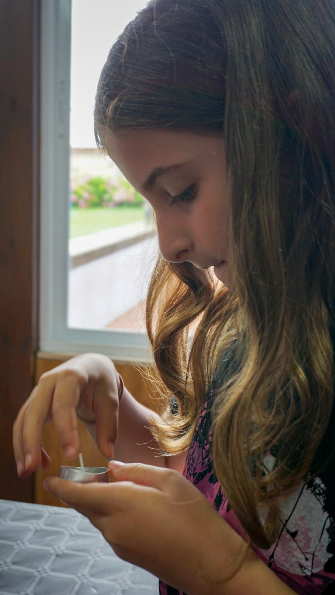 Participante durante el taller de jabones y velas naturales 