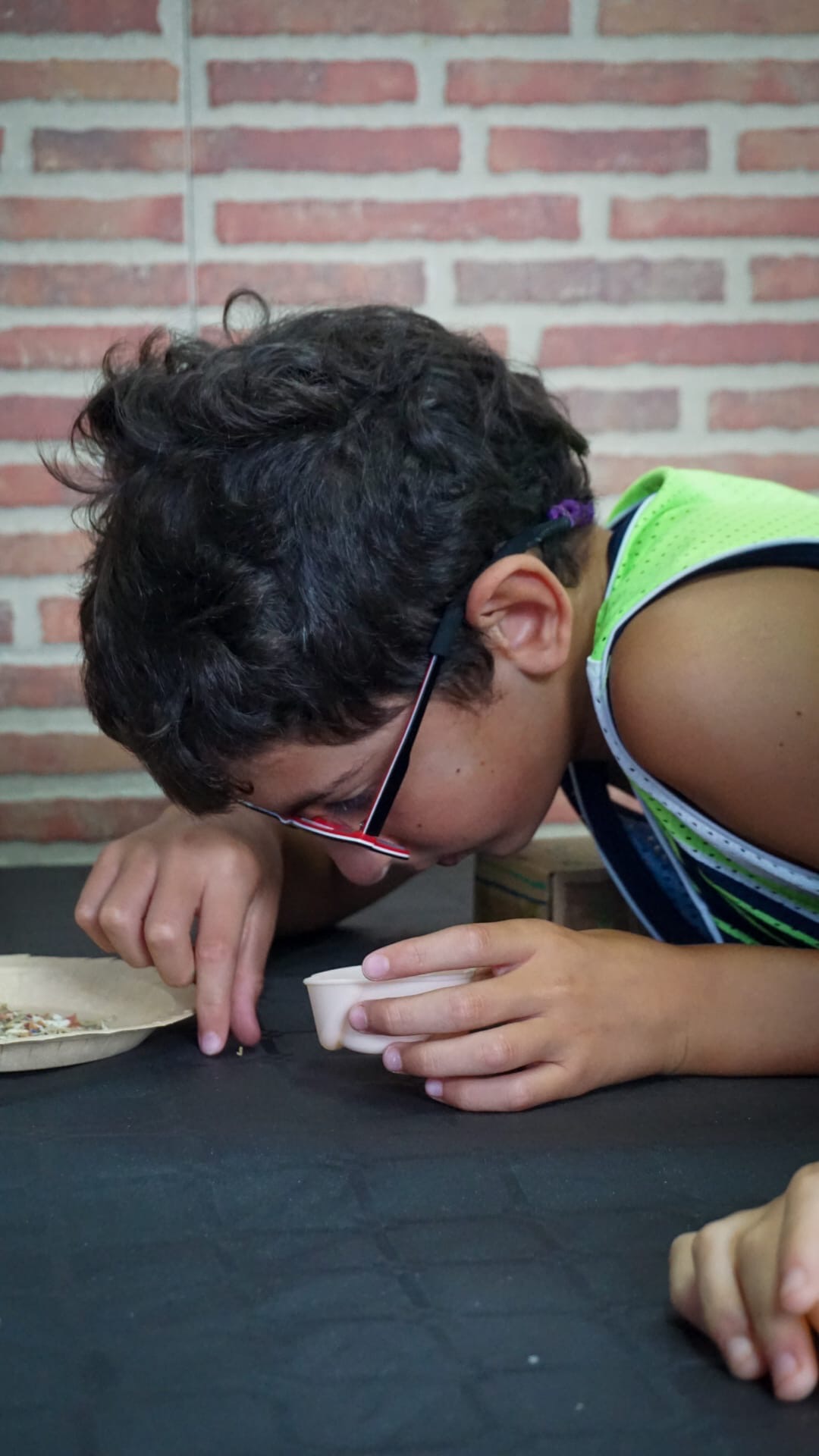 Participante durante el taller de jabones y velas naturales 