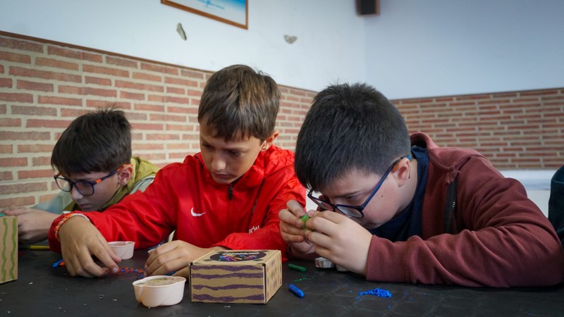 Participantes durante el taller de jabones y velas naturales