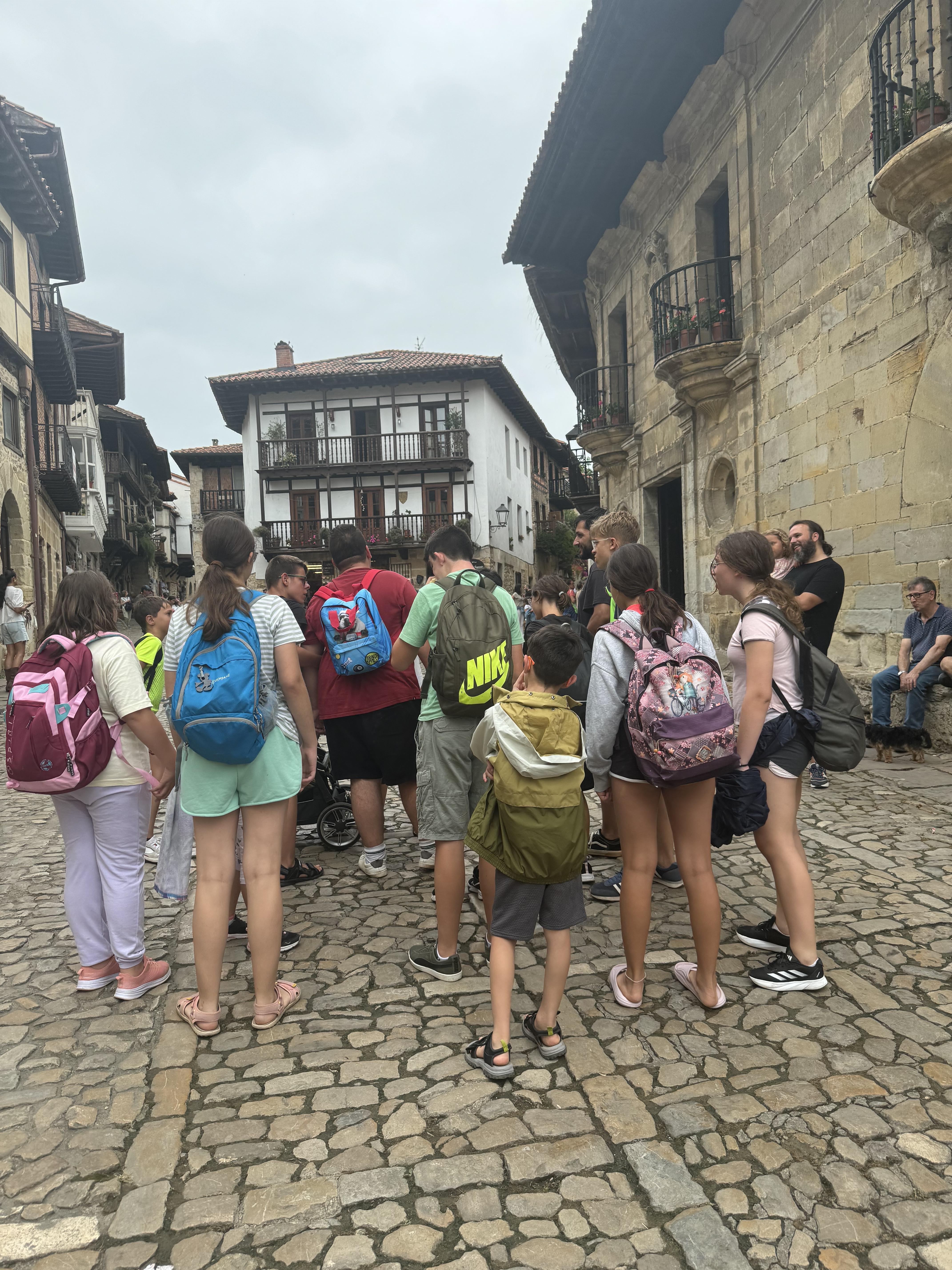 Foto de grupo paseando por las calles de Santillana del Mar.