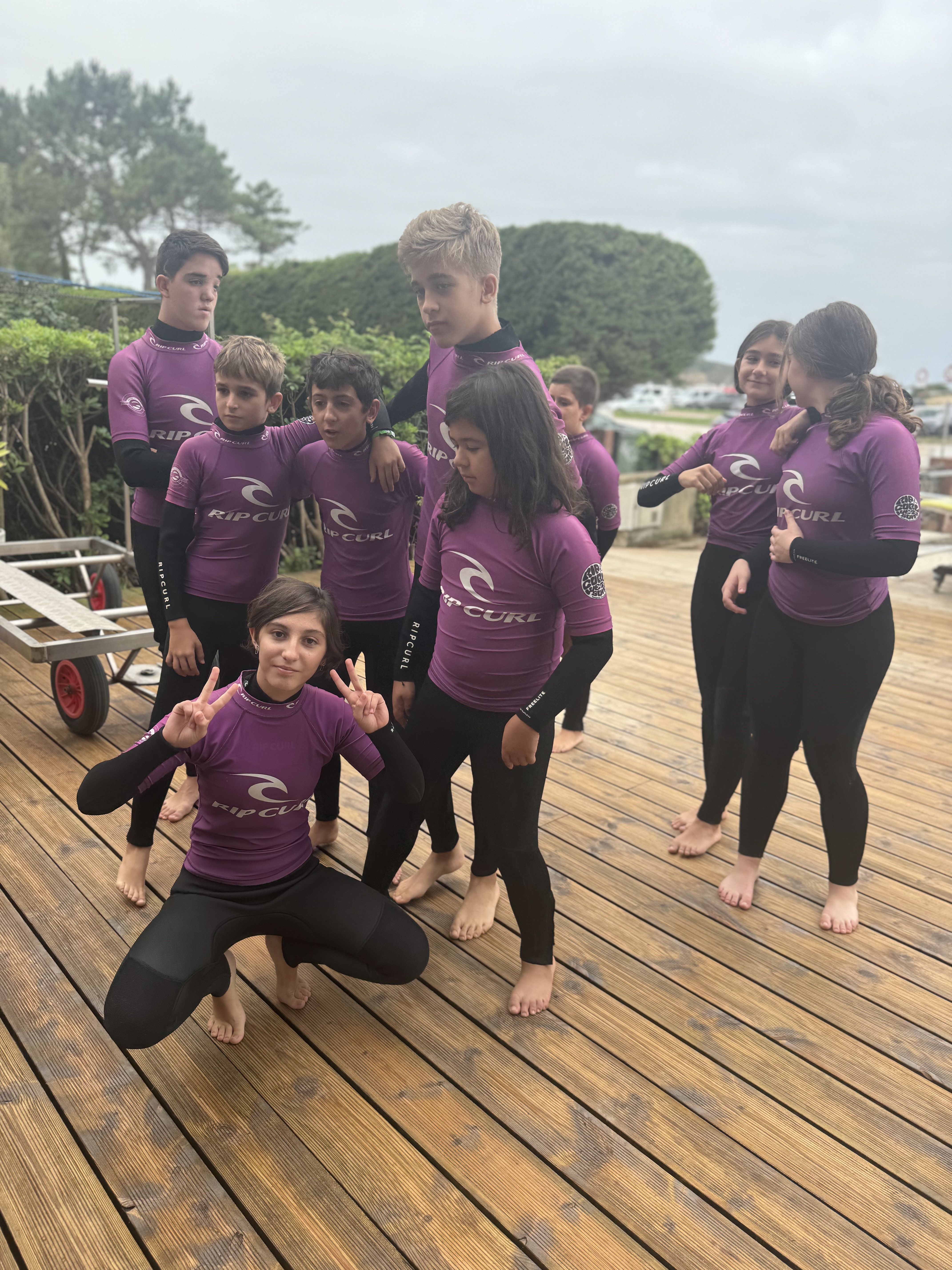 Participantes preparadas para surfear con sus trajes puestos.