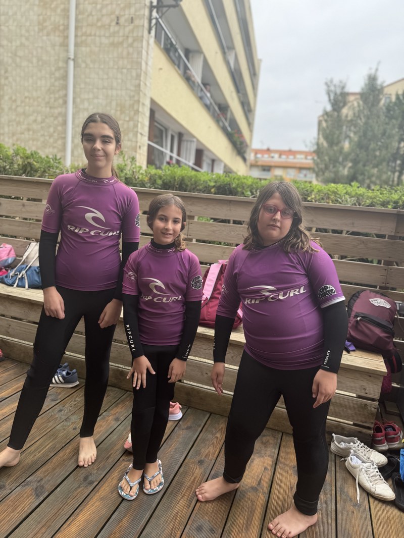 Participantes preparadas para surfear con sus trajes puestos.