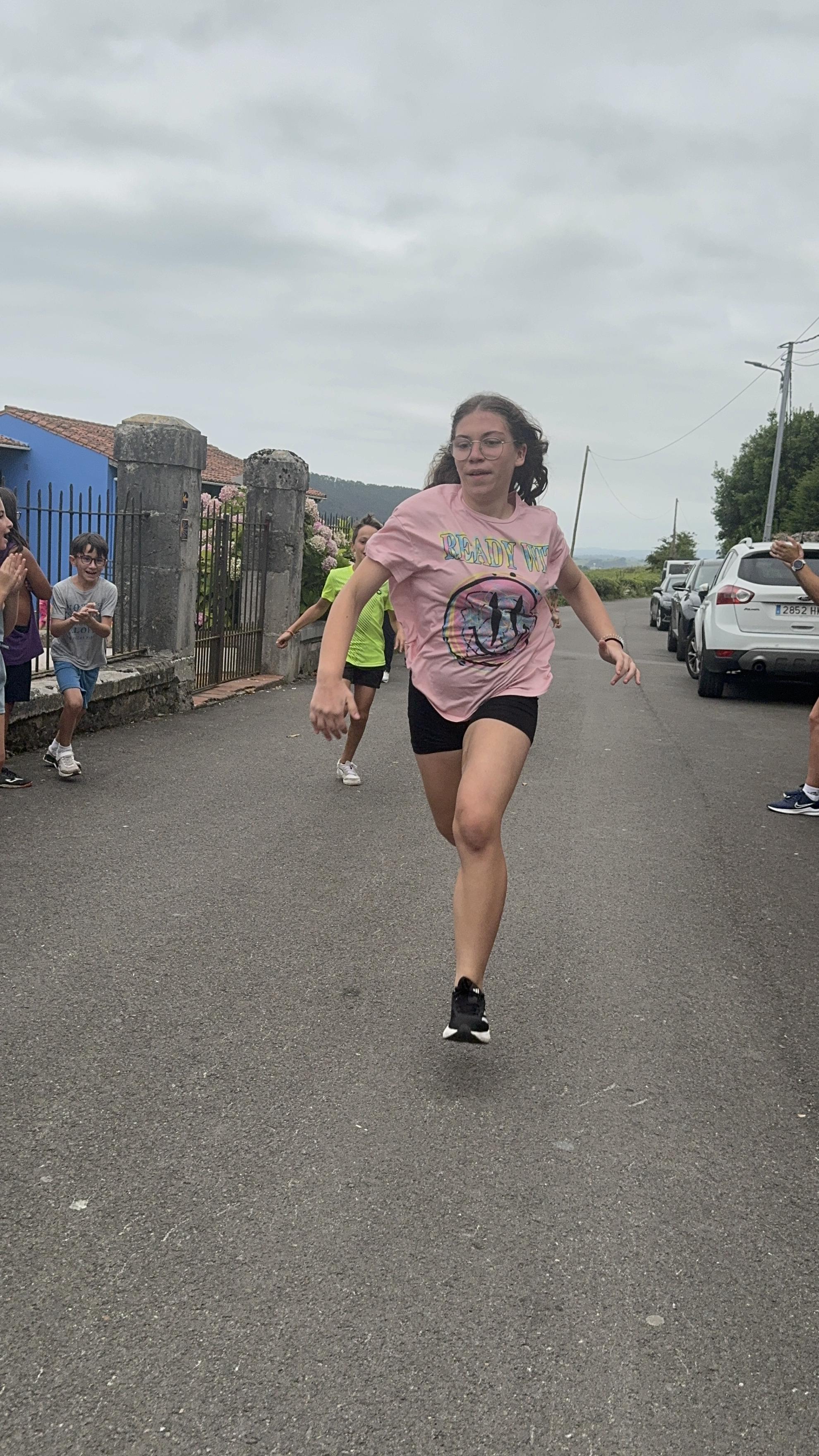 Participantes practicando atletismo.