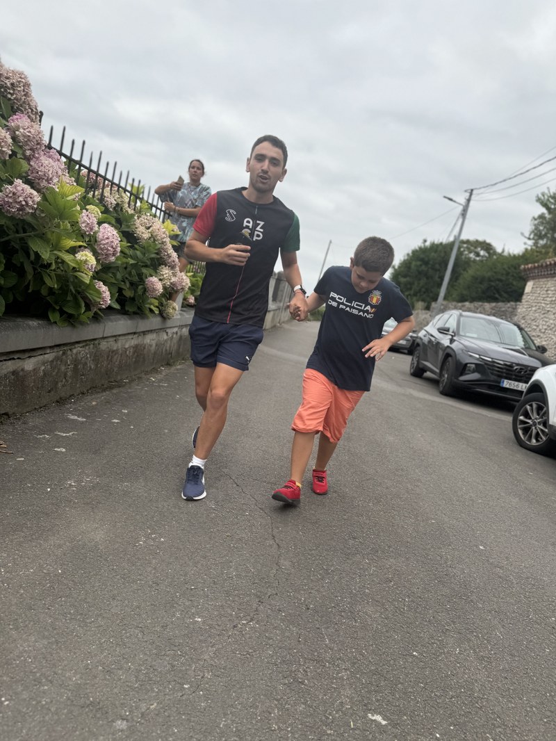 Participantes practicando atletismo.