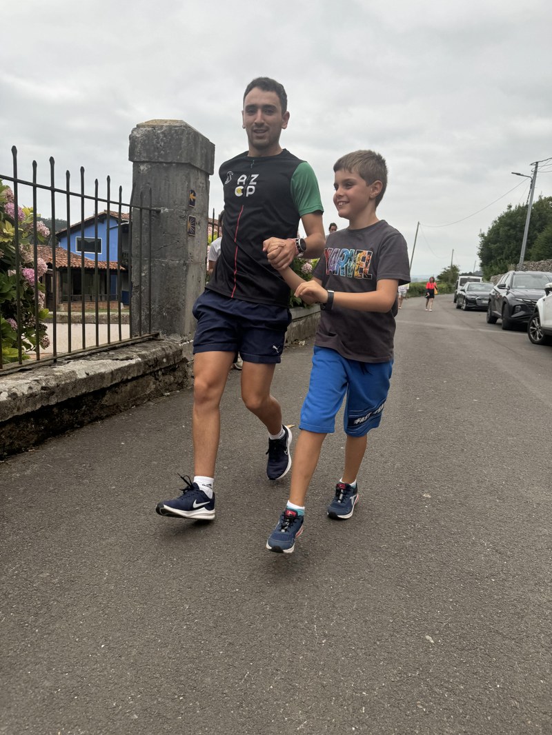 Participantes practicando atletismo.