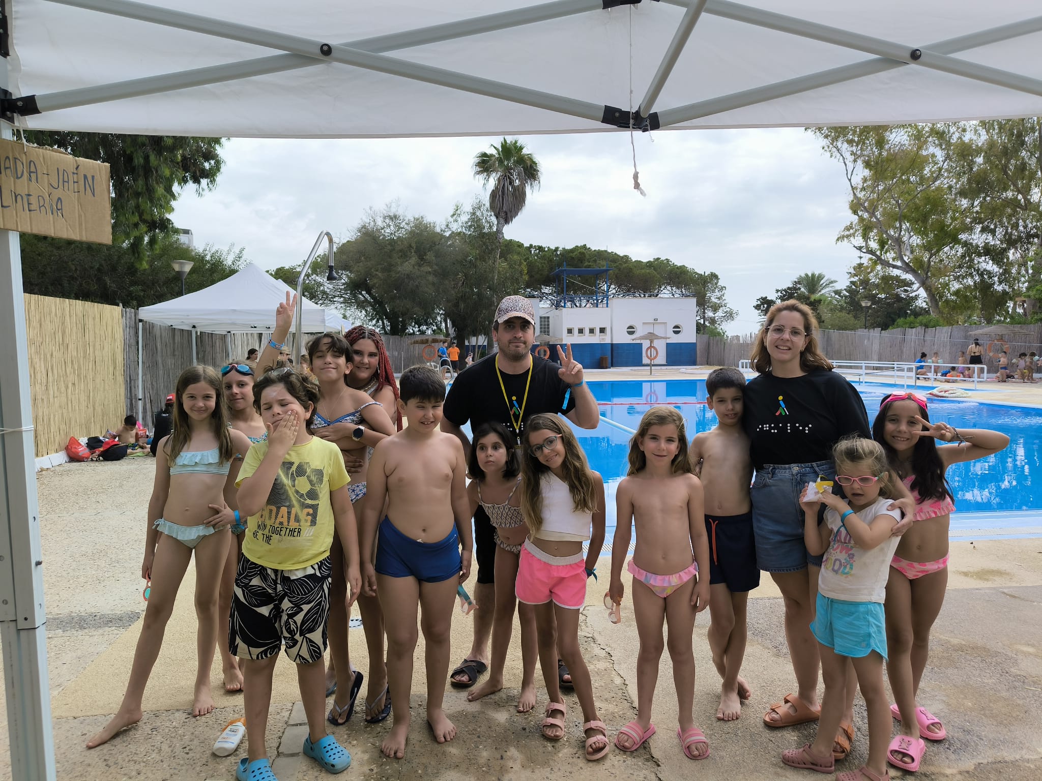 Grupo de participantes en la piscina.