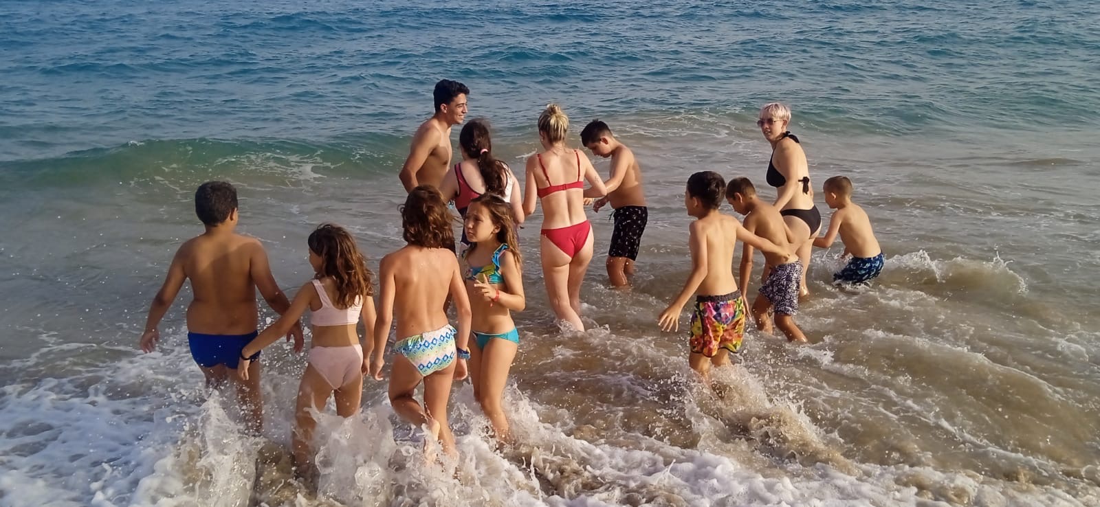 Participantes disfrutando de la playa