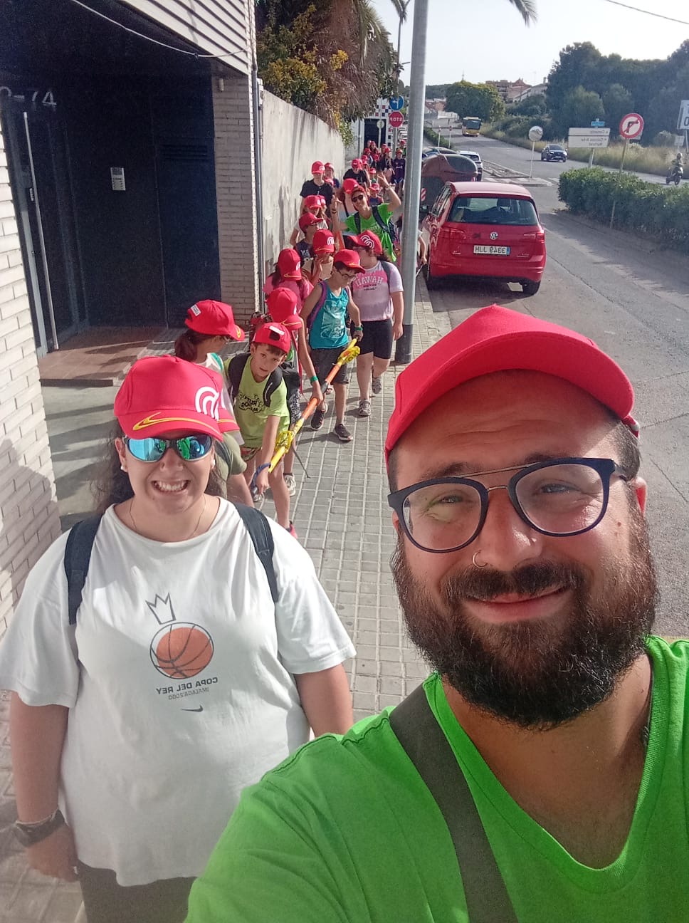 Monitores y participantes de excursión a la playa con barras direccionales 