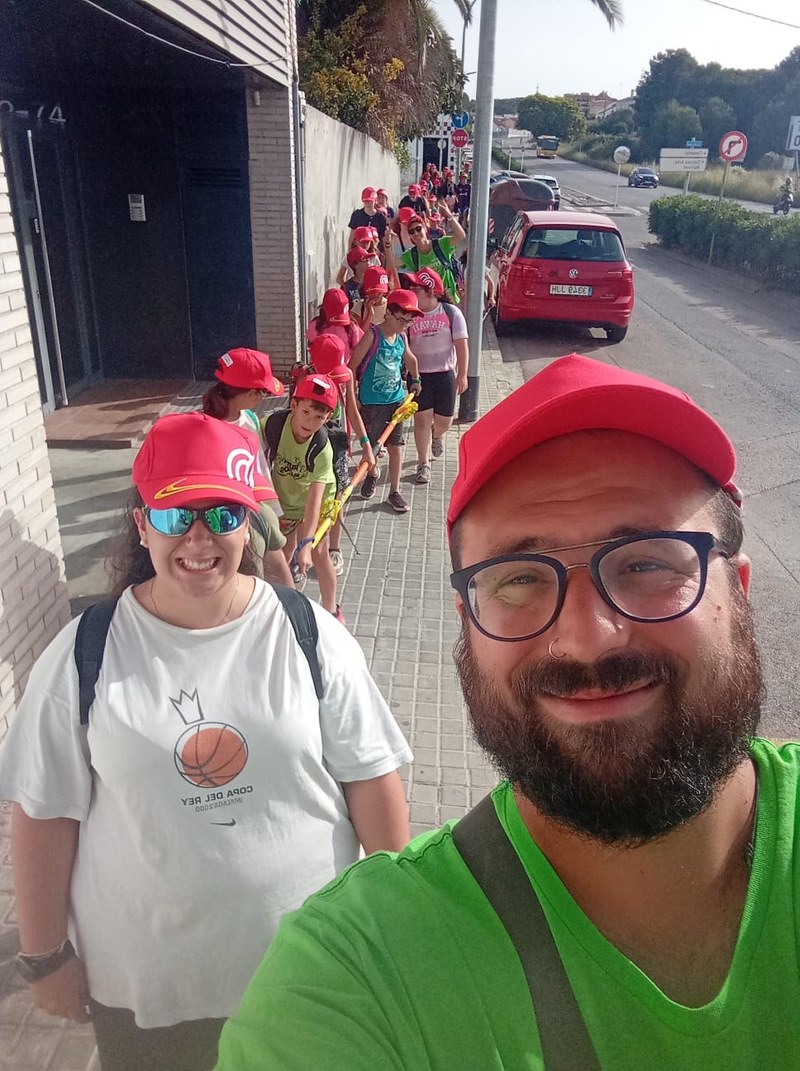 Monitores y participantes de excursión a la playa con barras direccionales