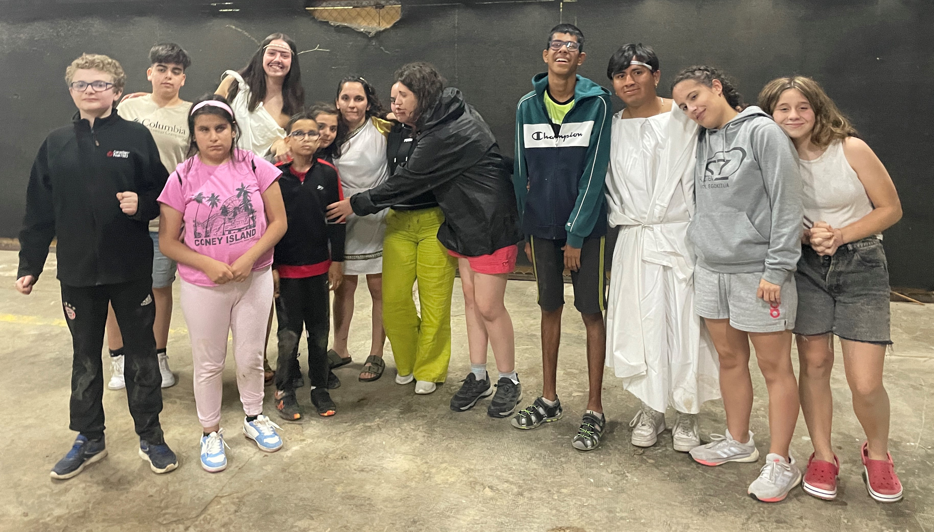 Grupo posando con su monitora tras la velada nocturna