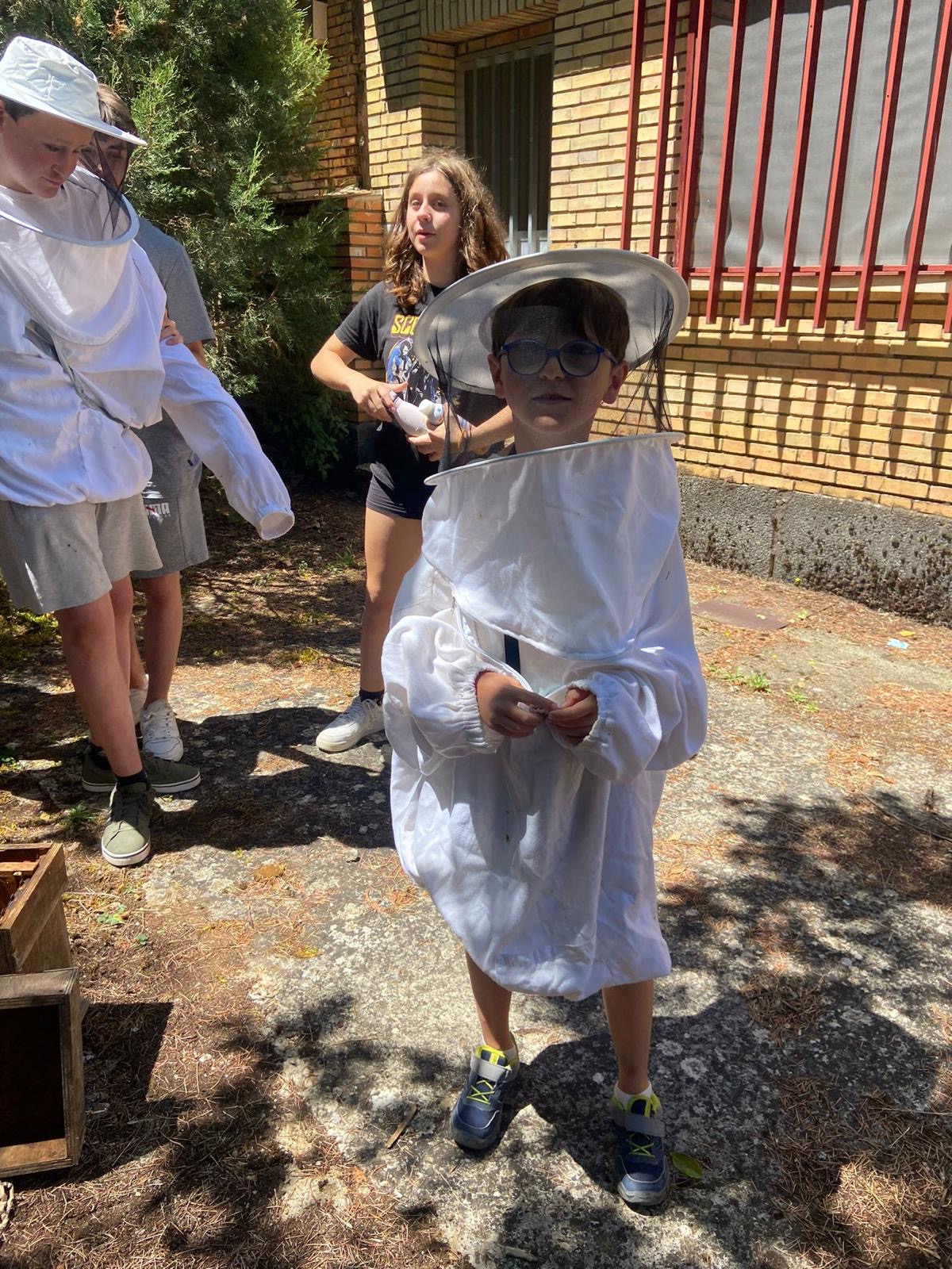 Participante vestido con el traje de apicultor. 