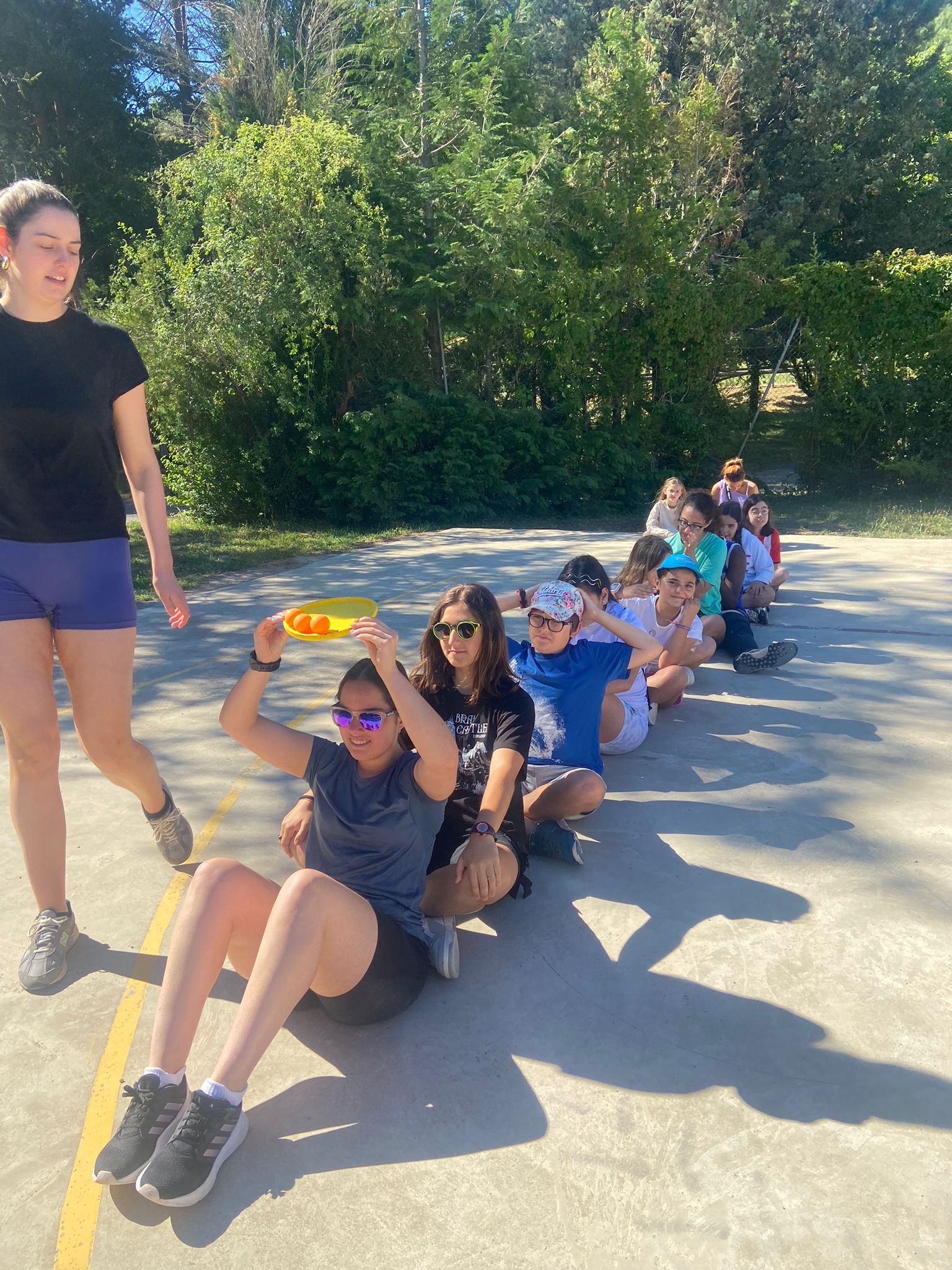 Participantes trabajando en equipo durante las dinámicas. Participantes trabajando en equipo durante las dinámicas.