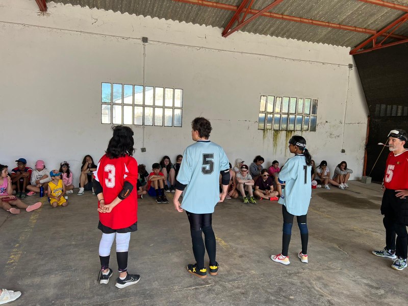 Participantes escuchando al equipo de goalball que imparte el taller.