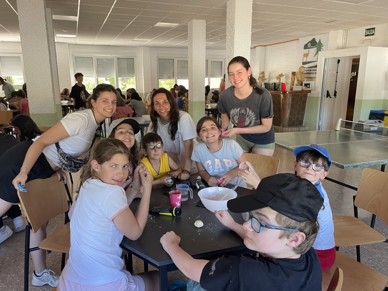 Grupo de participantes en el taller de manualidades