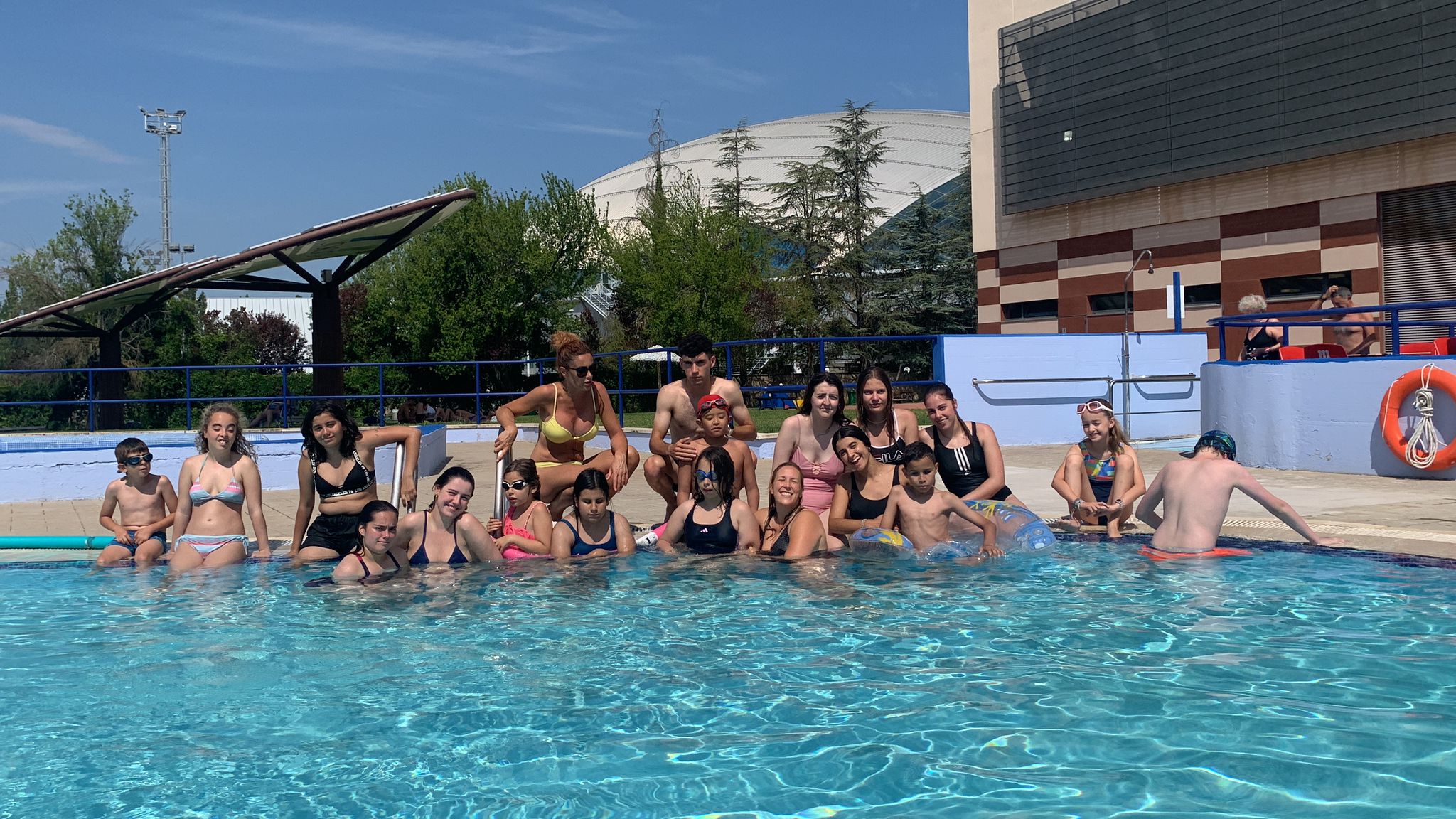 Grupo de participantes en la piscina.