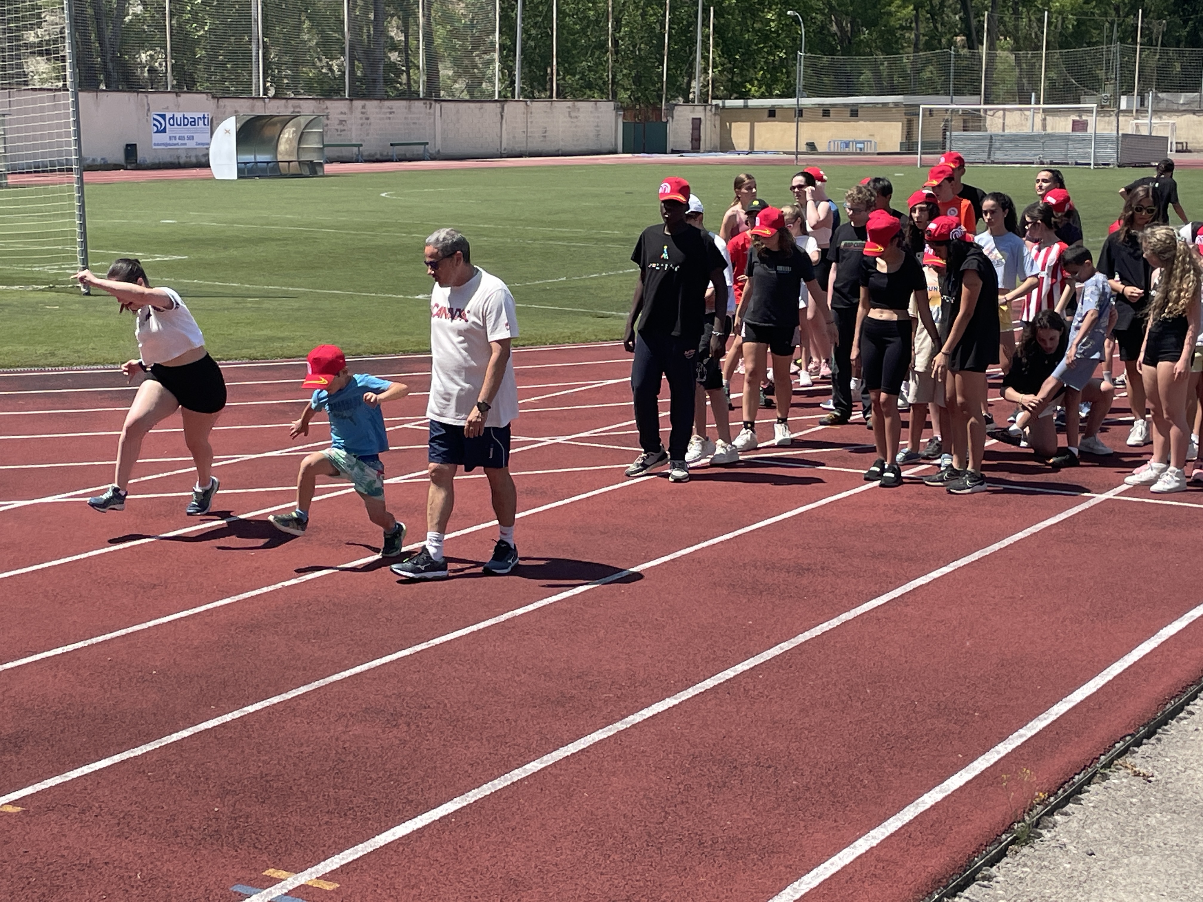 Participantes en la pista de Atletismo