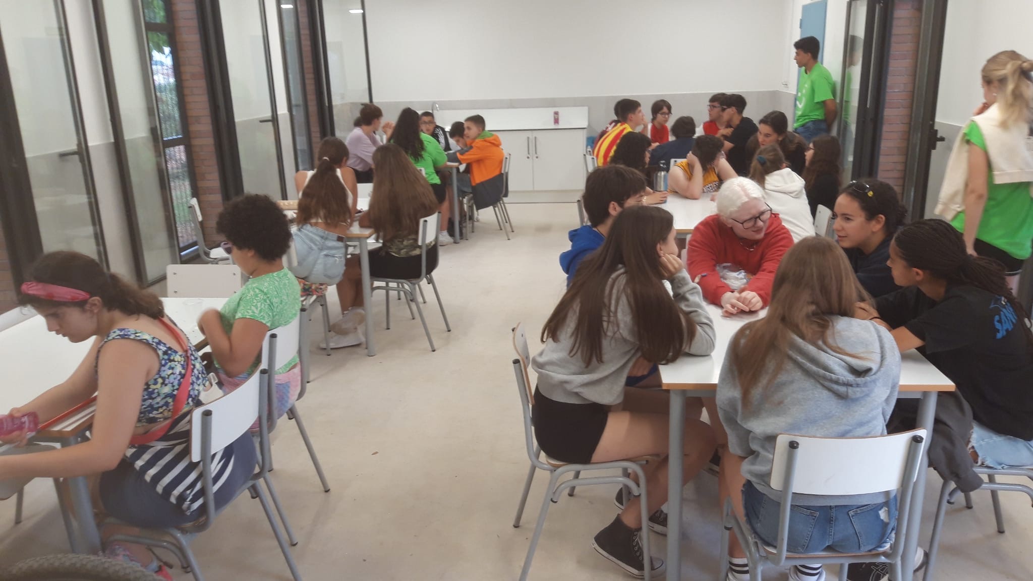 Participantes en la sala multiusos haciendo juegos de presentación