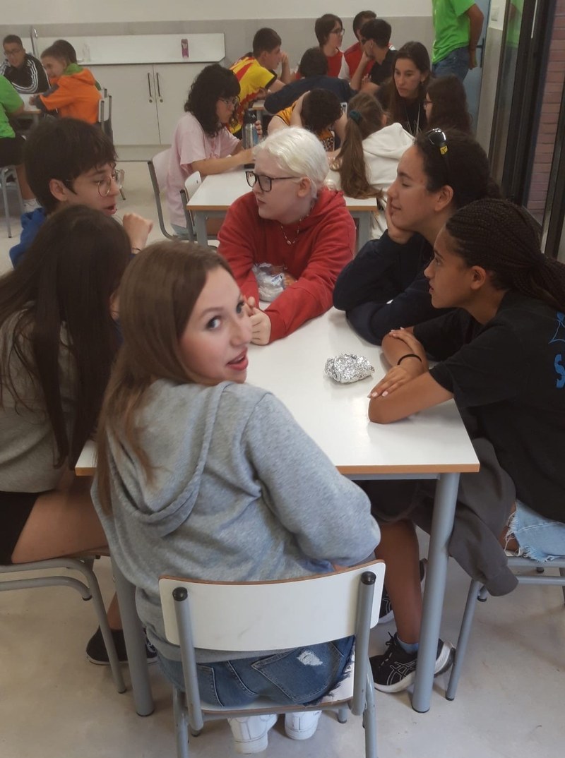 Participantes en la sala multiusos haciendo juegos de presentación