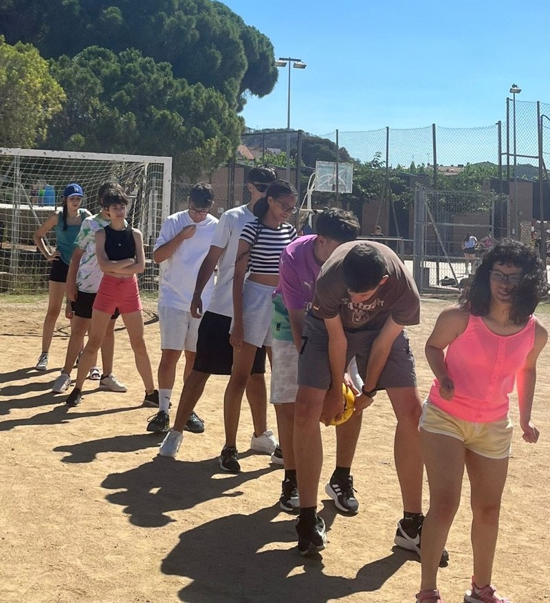 Participantes trabajando en equipo en las actividades.