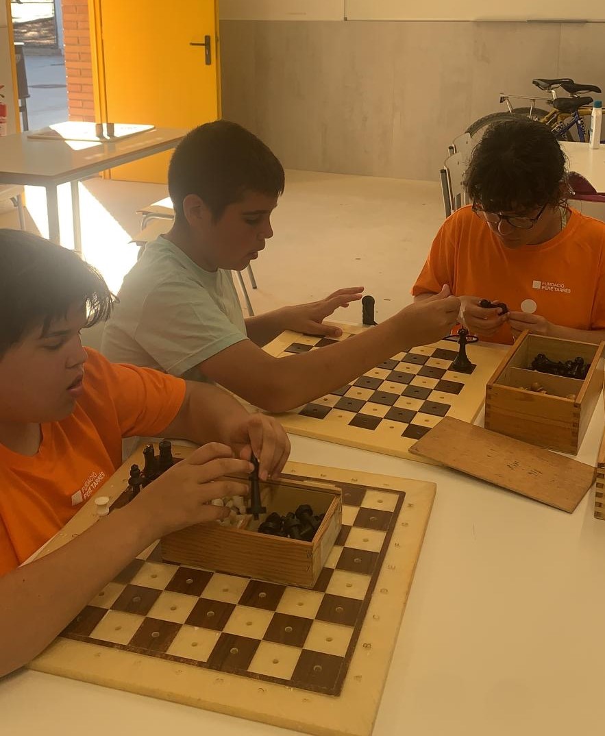 Participantes jugando al Ajedrez