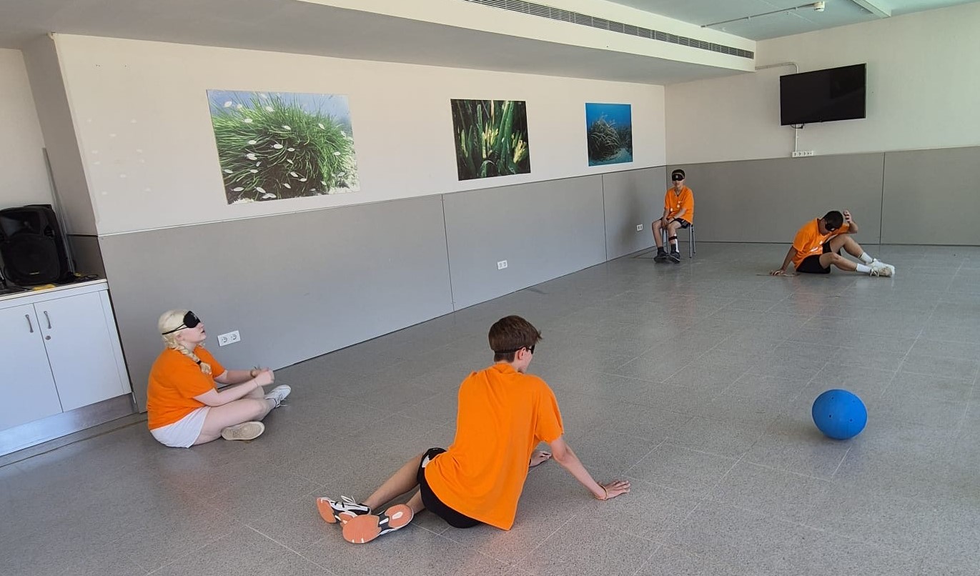 Participantes con los ojos tapados haciendo ejercicios de Goalball