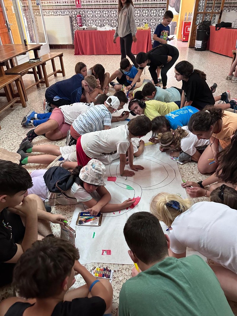 Grupo de participantes realizando el Mural Olímpico