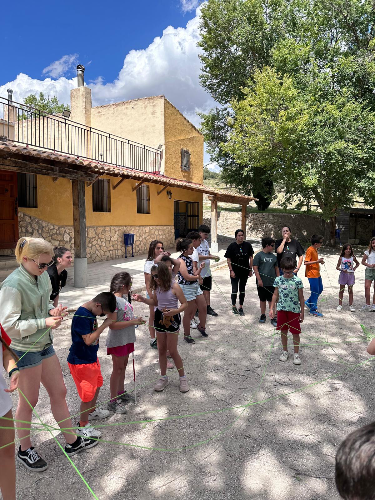 Participantes realizando dinámicas para conocerse.