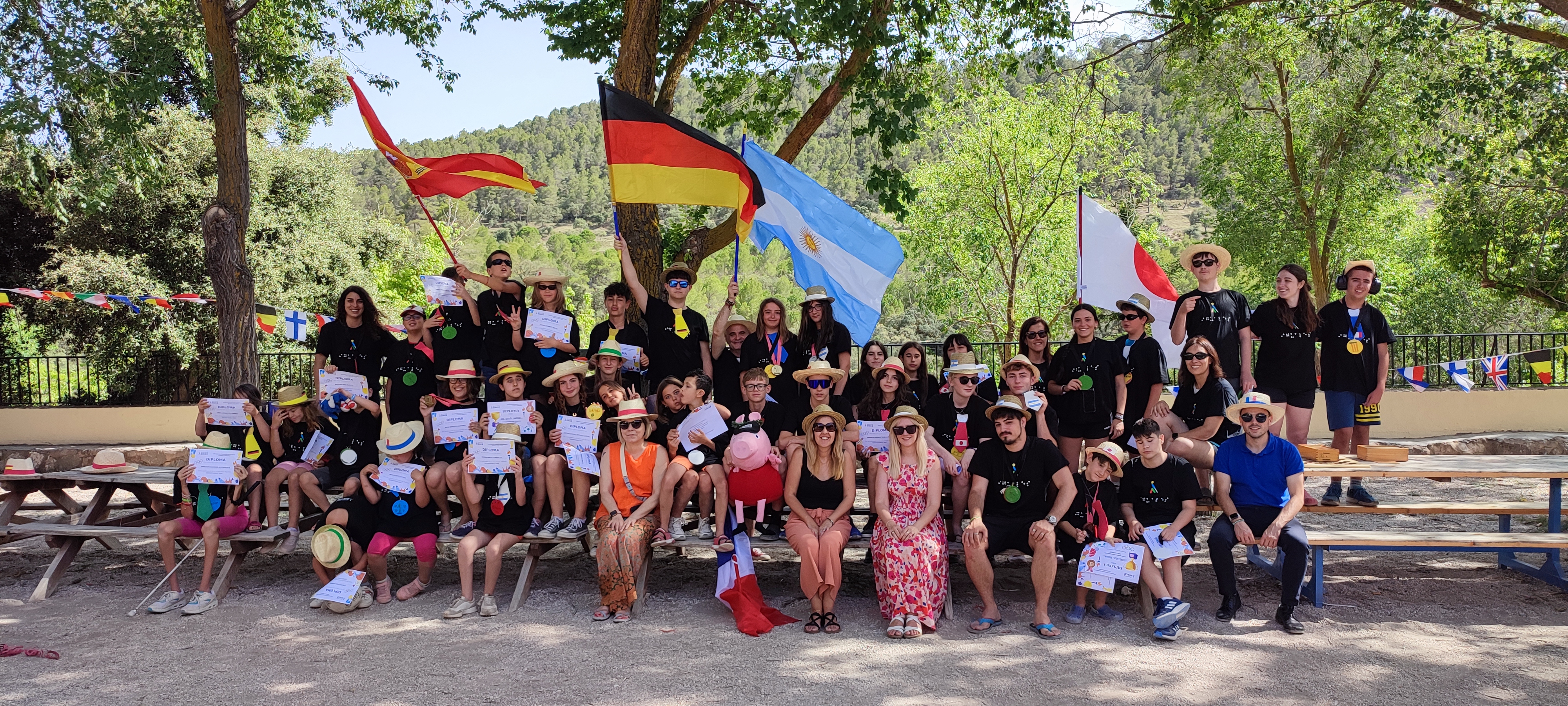 Foto de grupo, de todos los participantes y monitores del campamento.