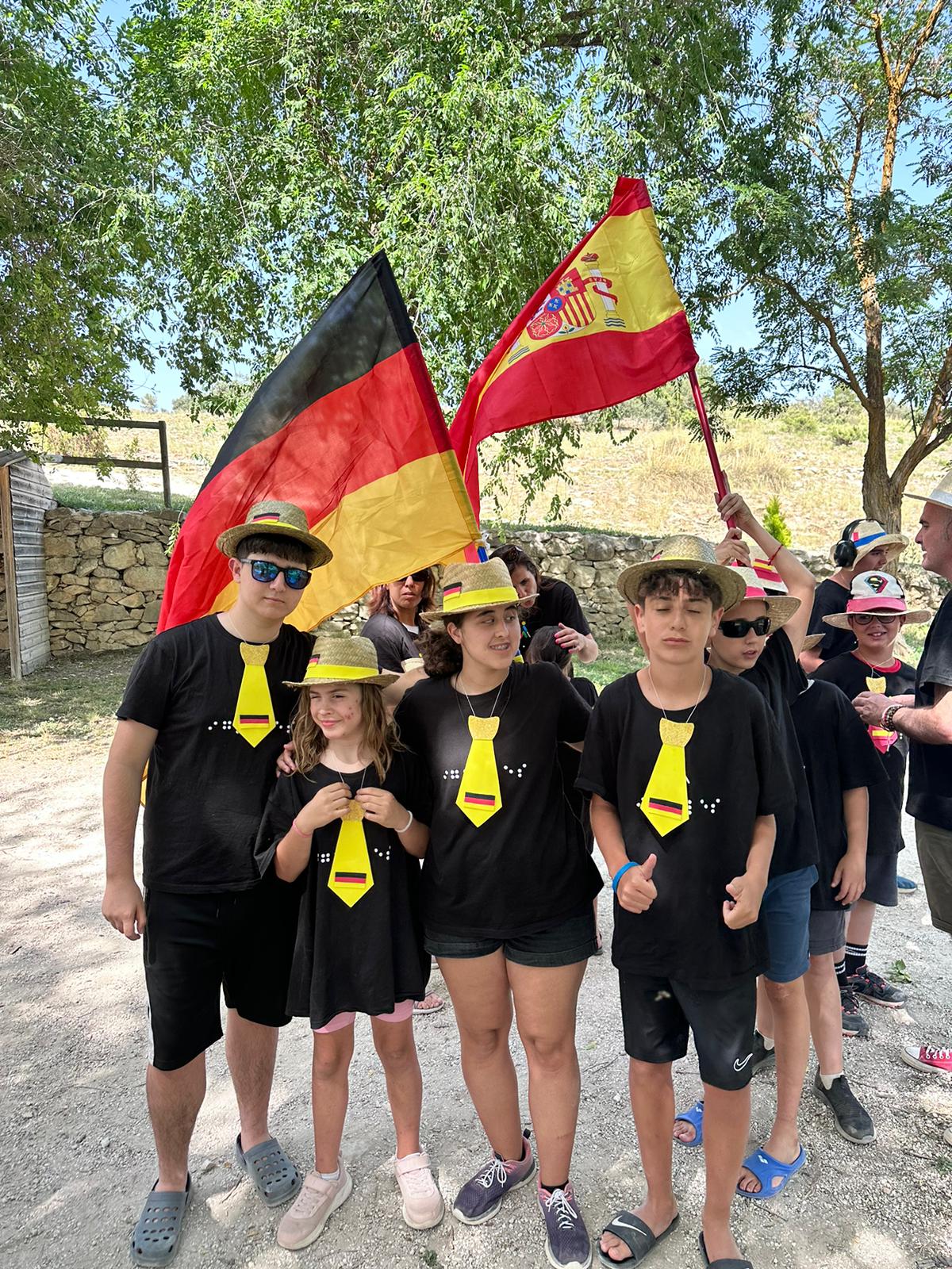 Grupo de participantes abanderados para la Ceremonia de Clausura.