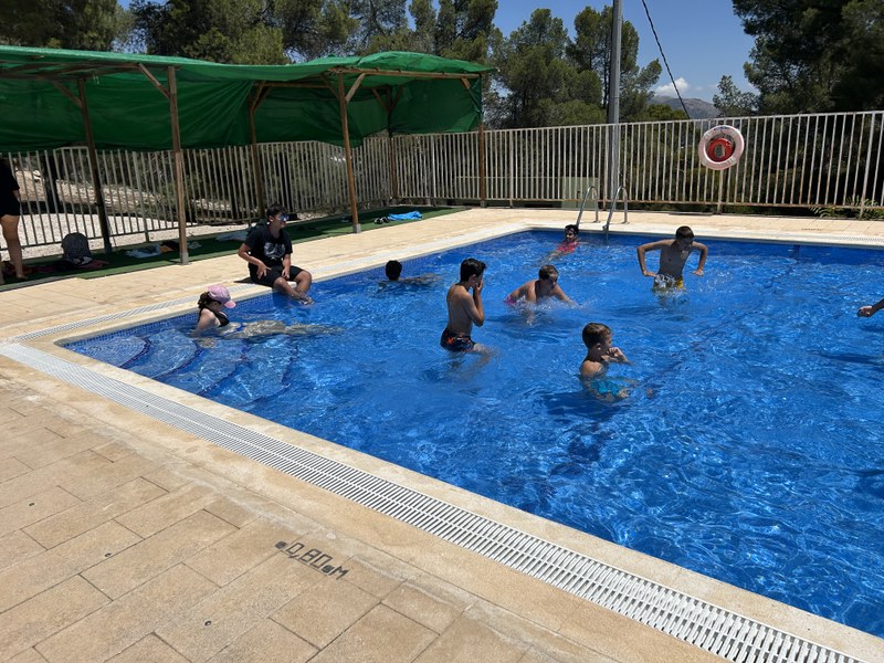 Participantes disfrutando de la piscina.