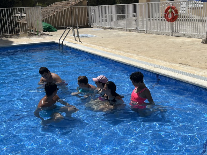 Participantes disfrutando de la piscina.