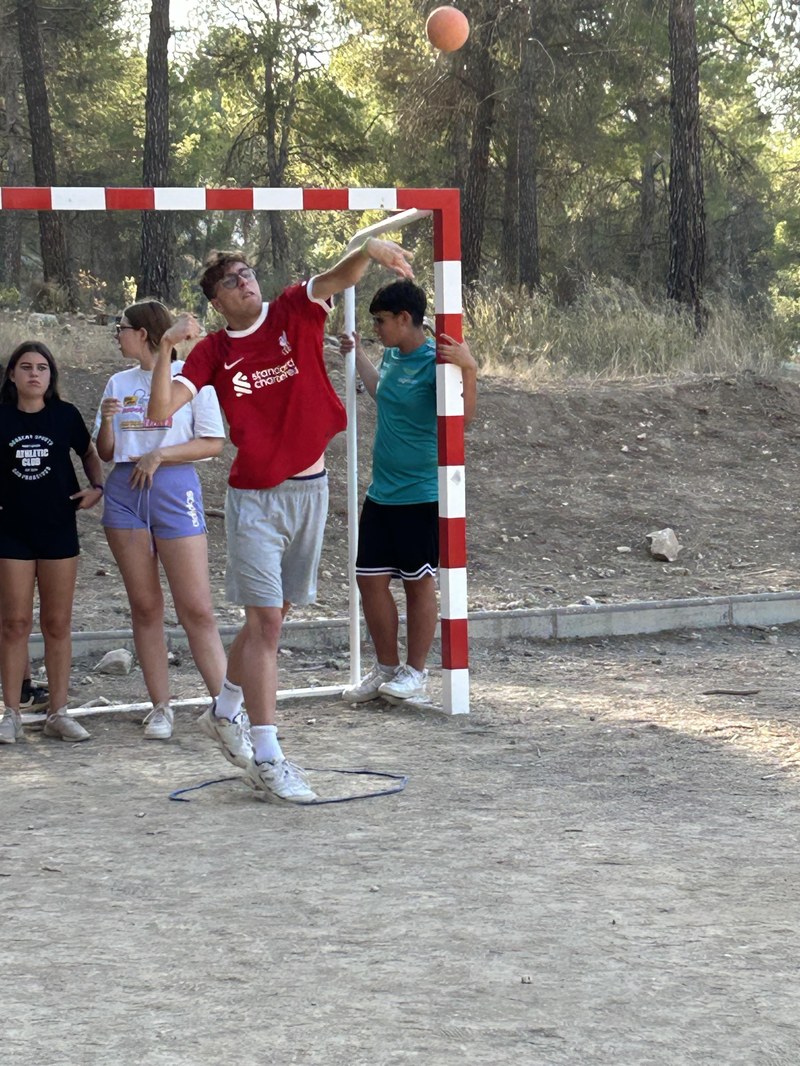 Practicando el deporte de lanzamiento de peso.