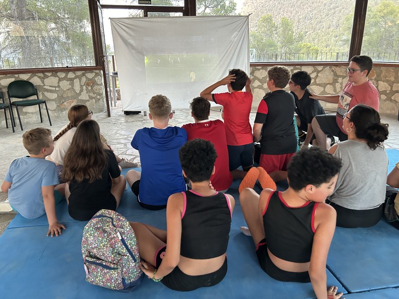 Participantes viendo el partido de España contra Francia de la Eurocopa.