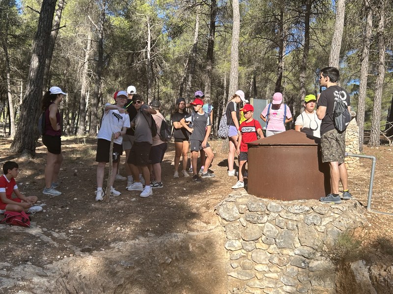 Participantes durante la ruta de senderismo