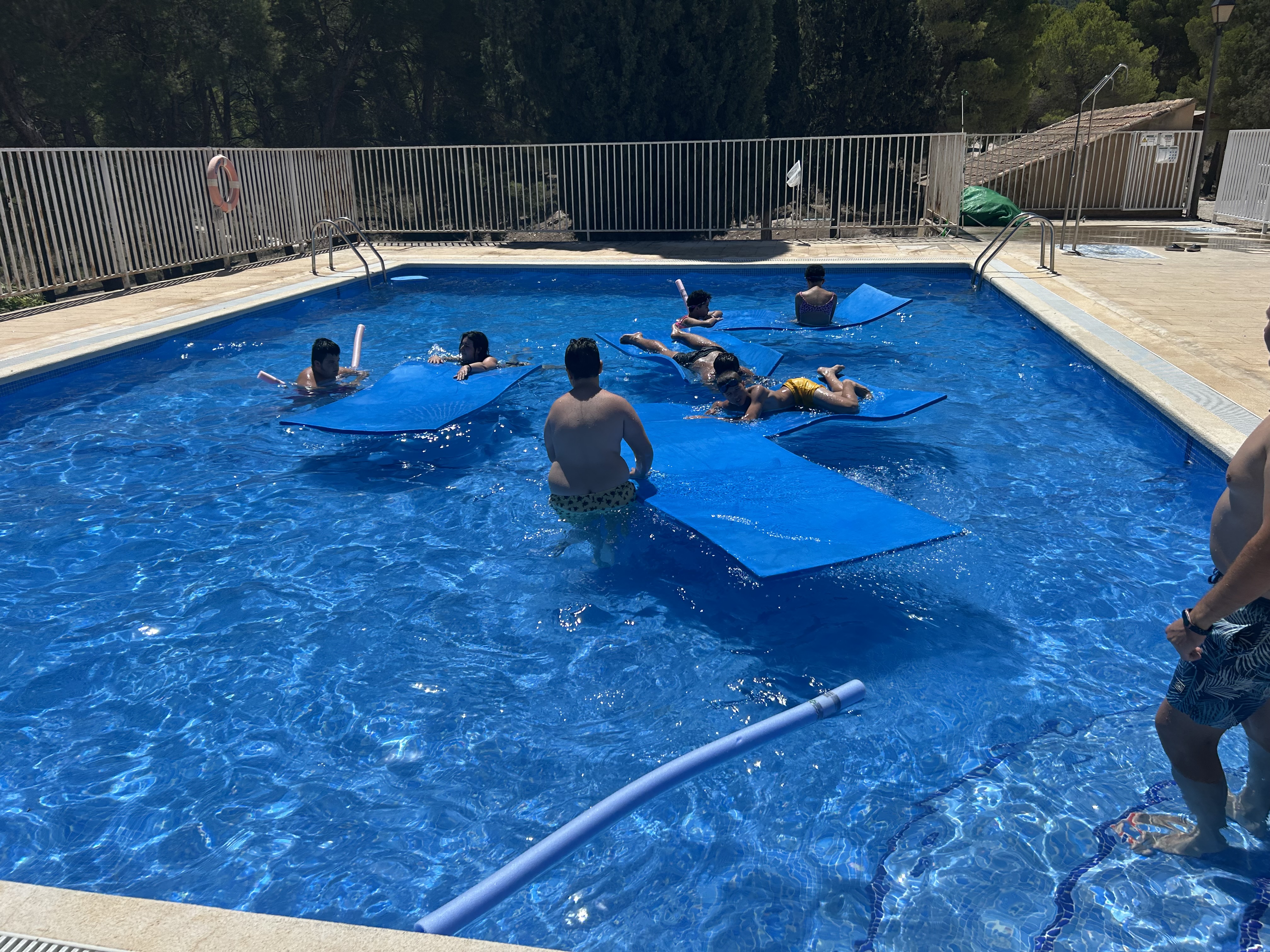 Participantes en la piscina.