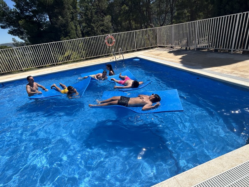 Participantes en la piscina.