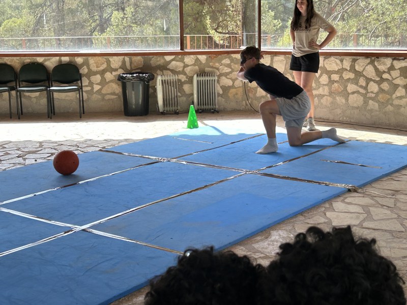 Participantes realizando ejercicios de práctica de Goalball.