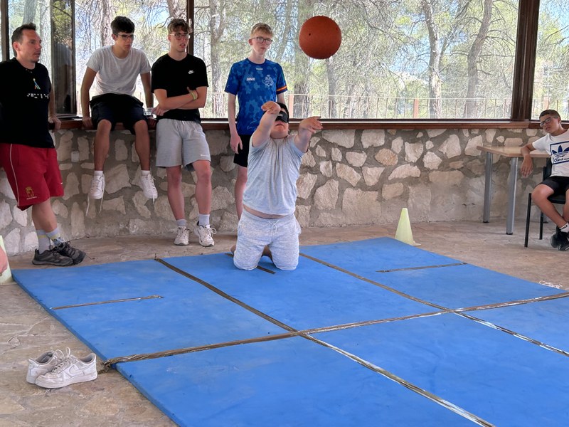 Participantes realizando ejercicios de práctica de Goalball.