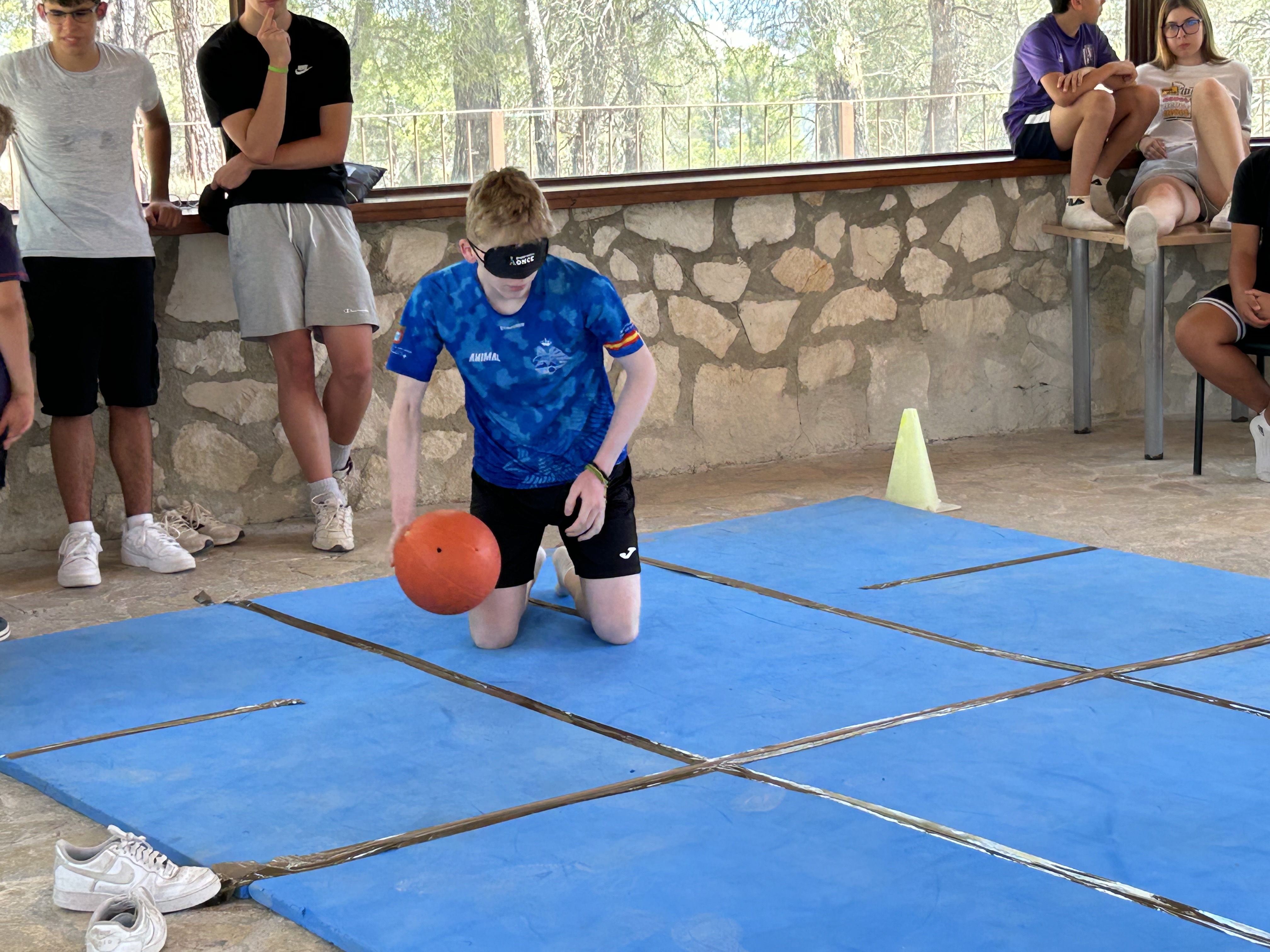 Participantes realizando ejercicios de práctica de Goalball.