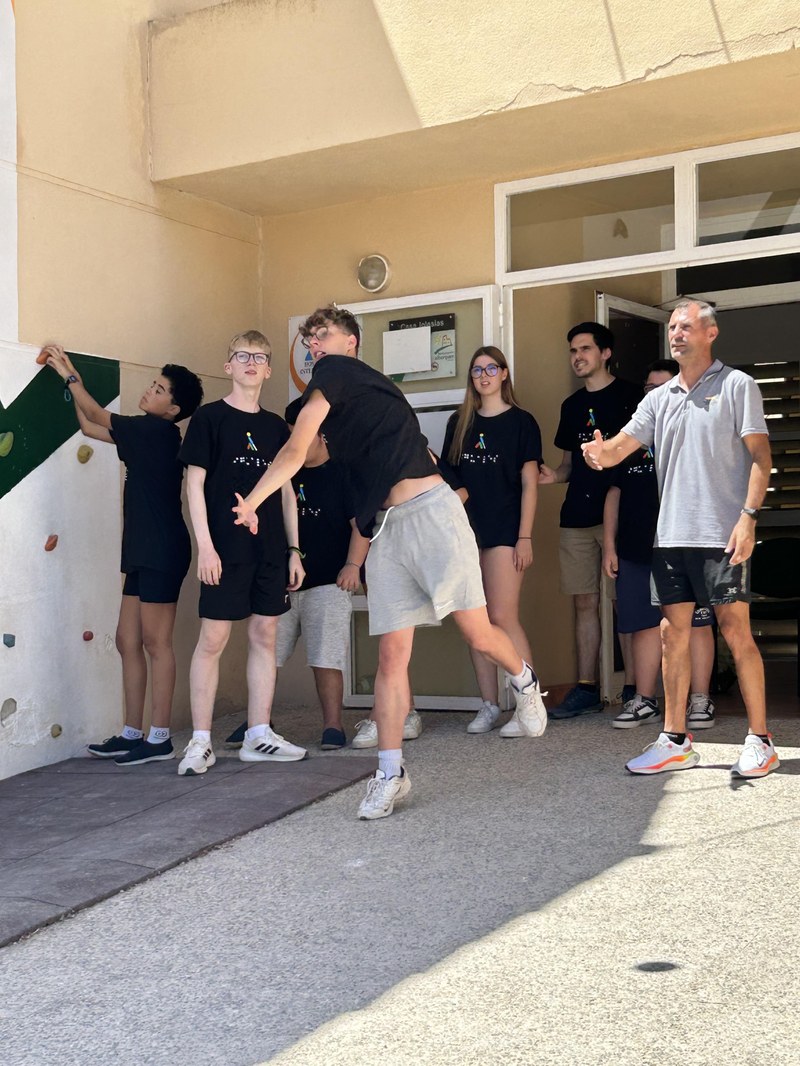 Participantes y entrenador practicando atletismo.