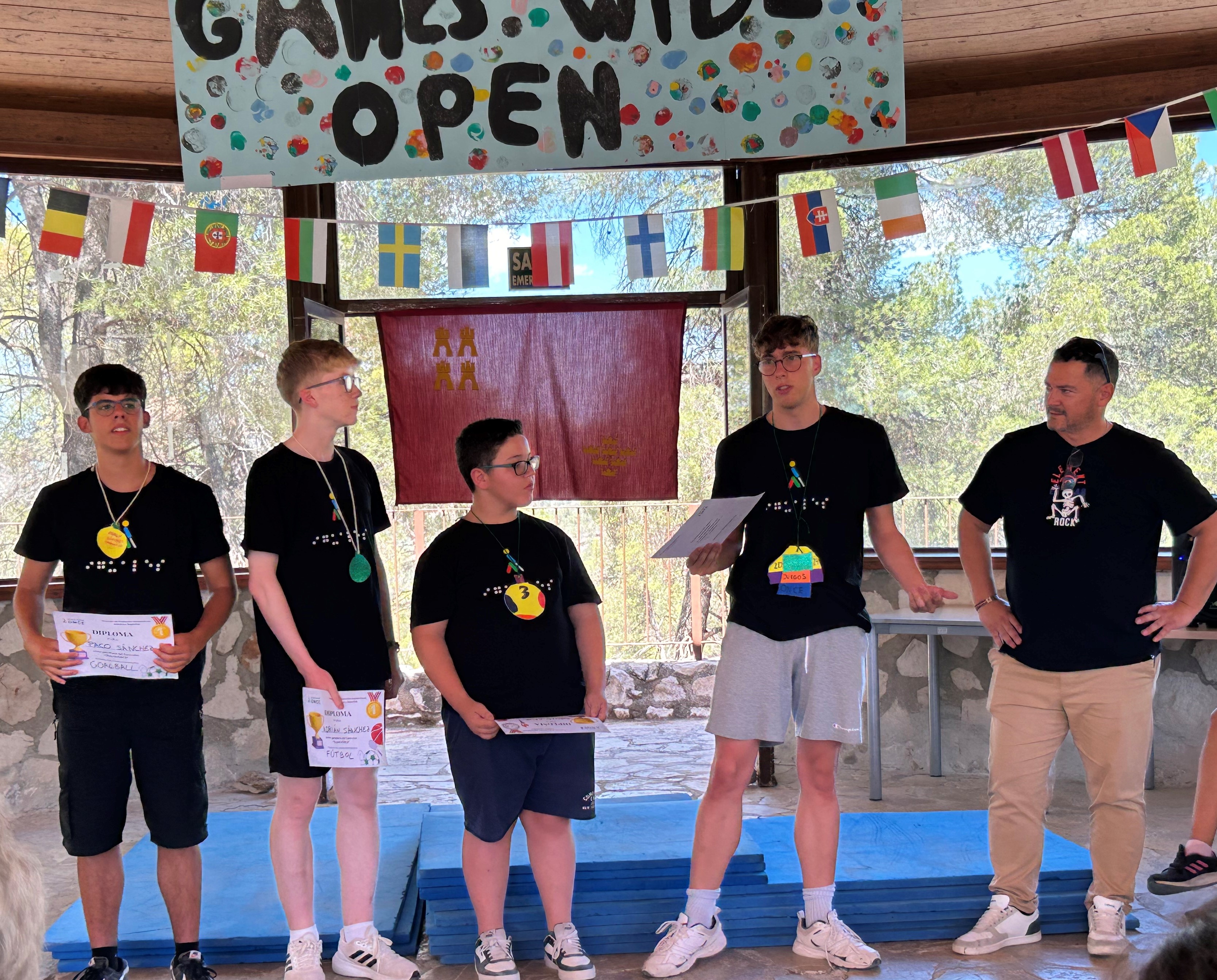 Participantes en el pódium. 