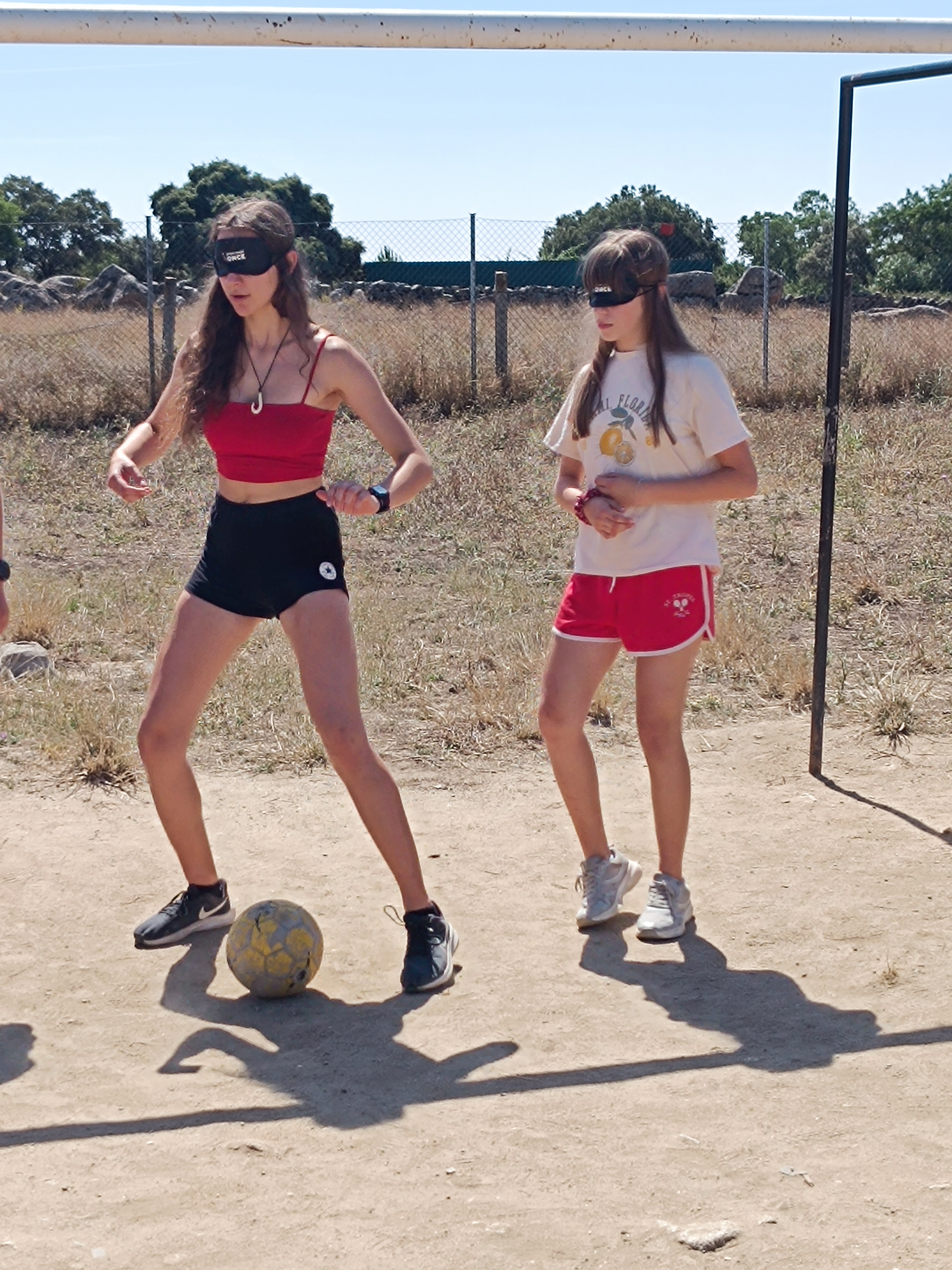 Participantes practicando fútbol.