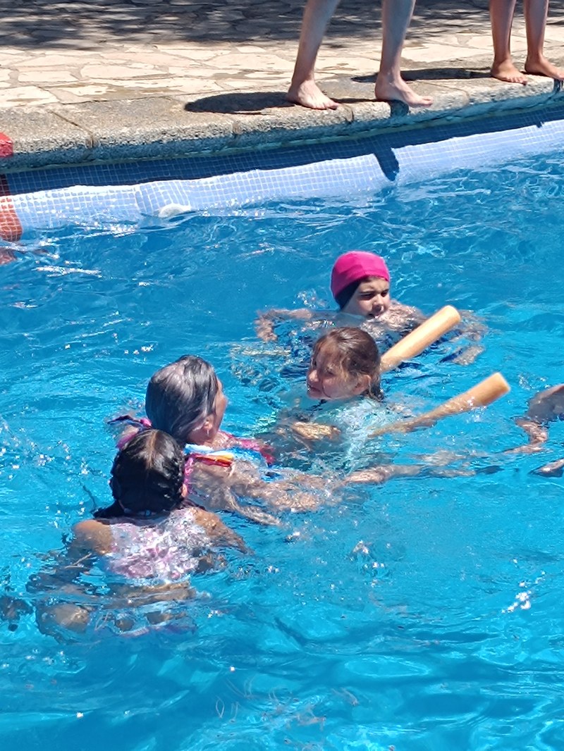 Participantes disfrutando de la piscina.