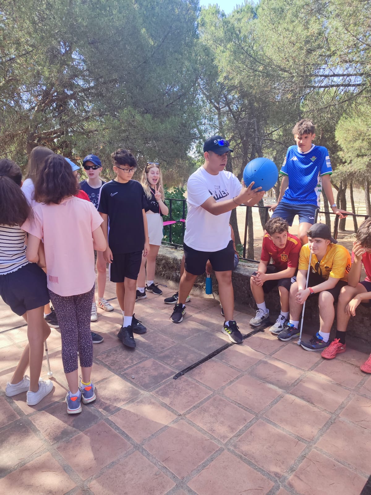 Realizando ejercicios para la práctica de Goalball.