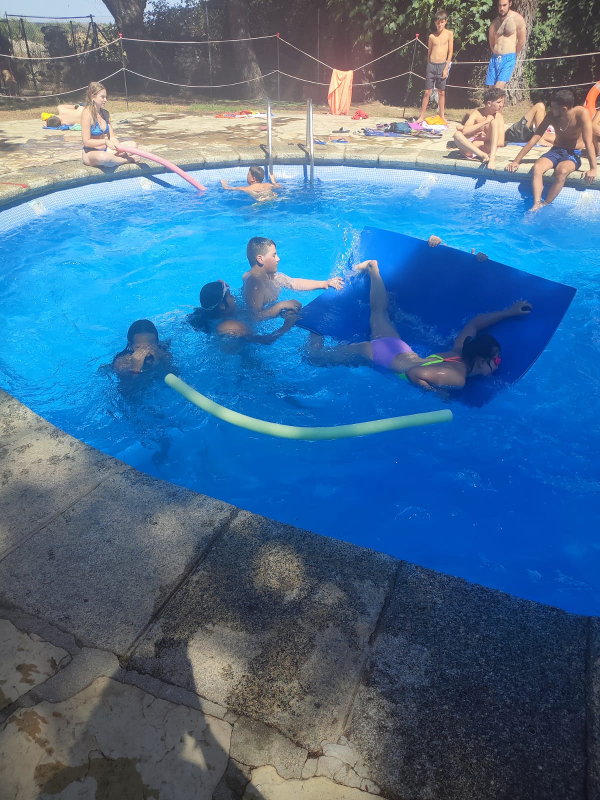 Participantes en la piscina