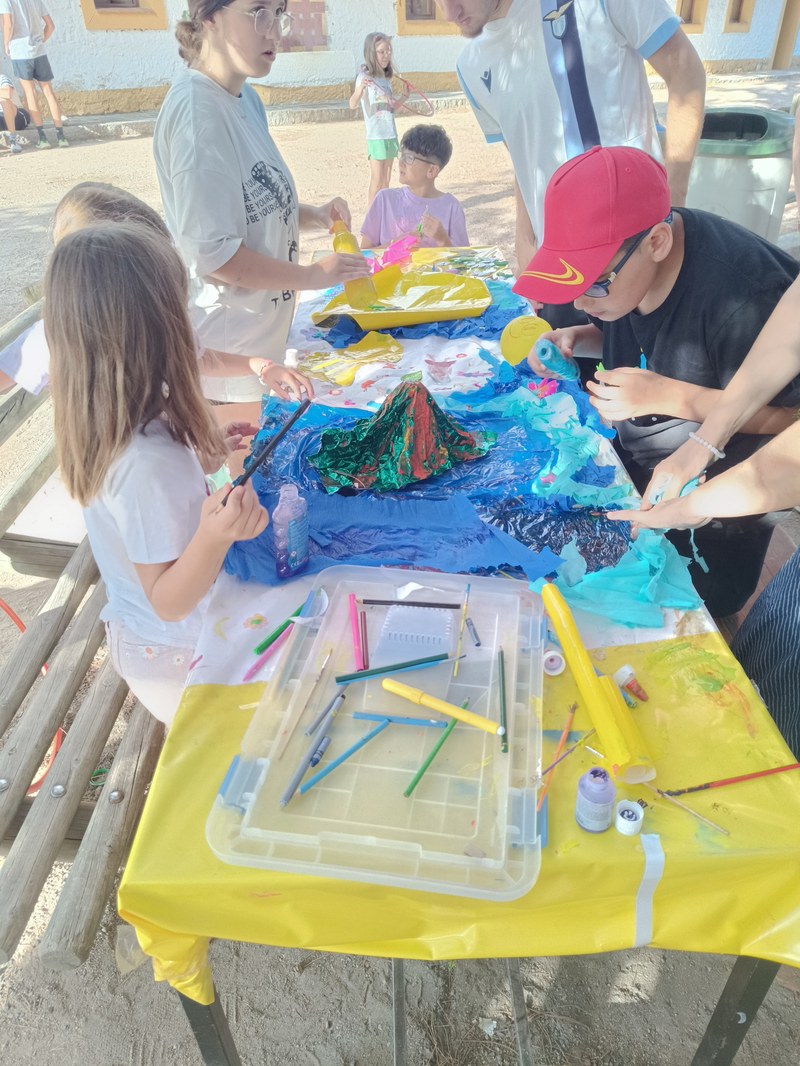 Participantes durante el taller de banderas