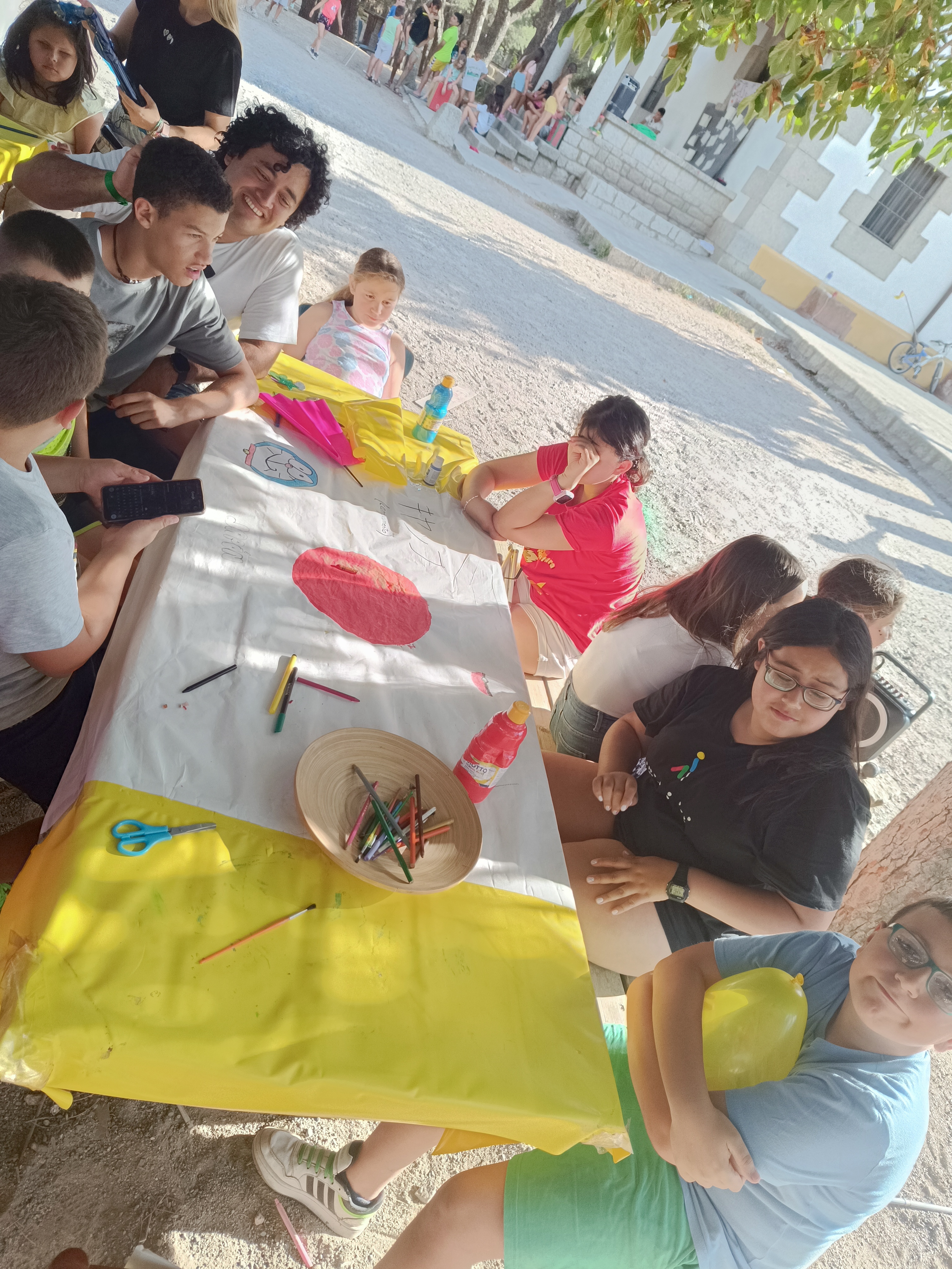 Participantes durante el taller de banderas