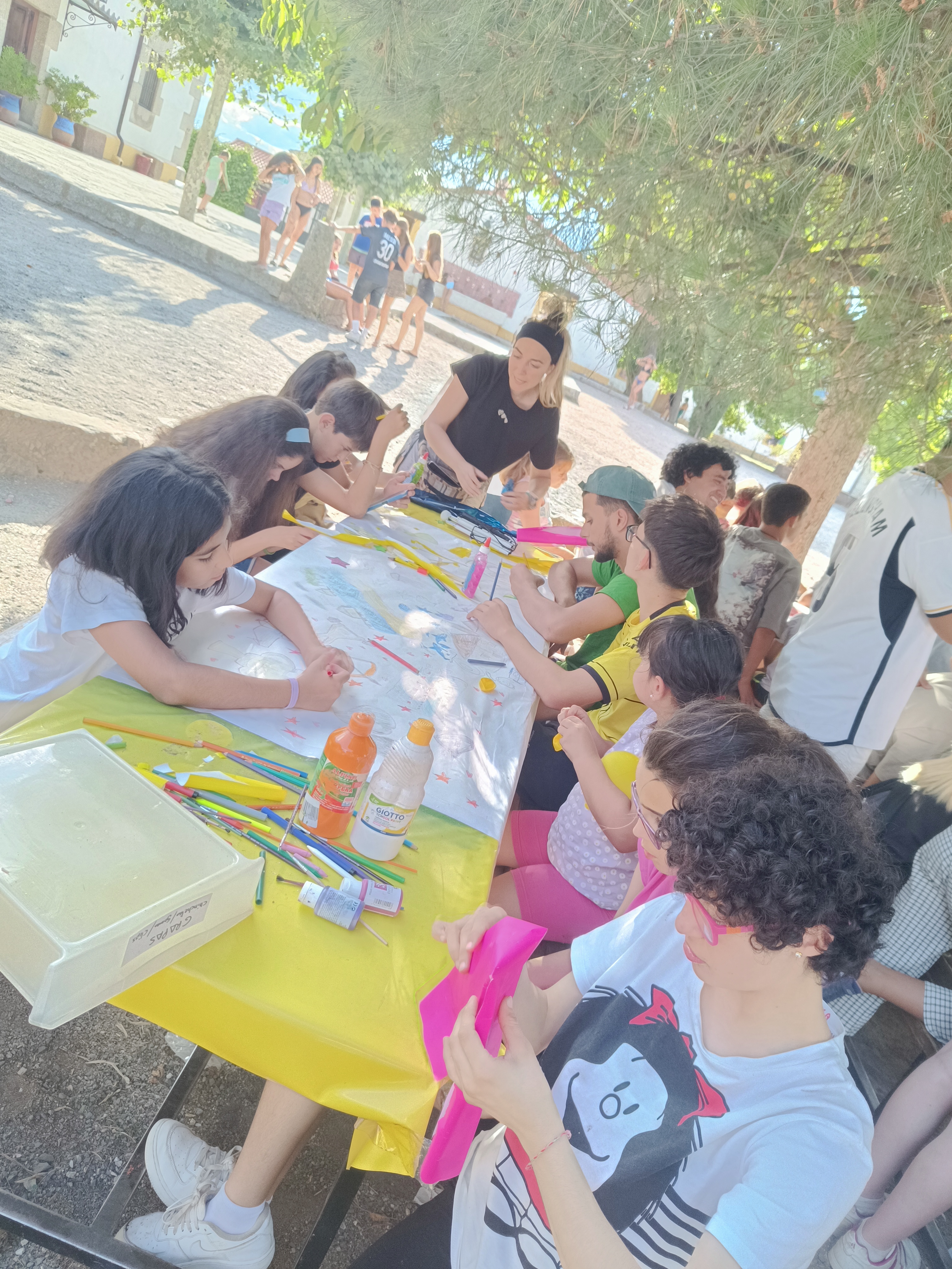 Participantes durante el taller de banderas