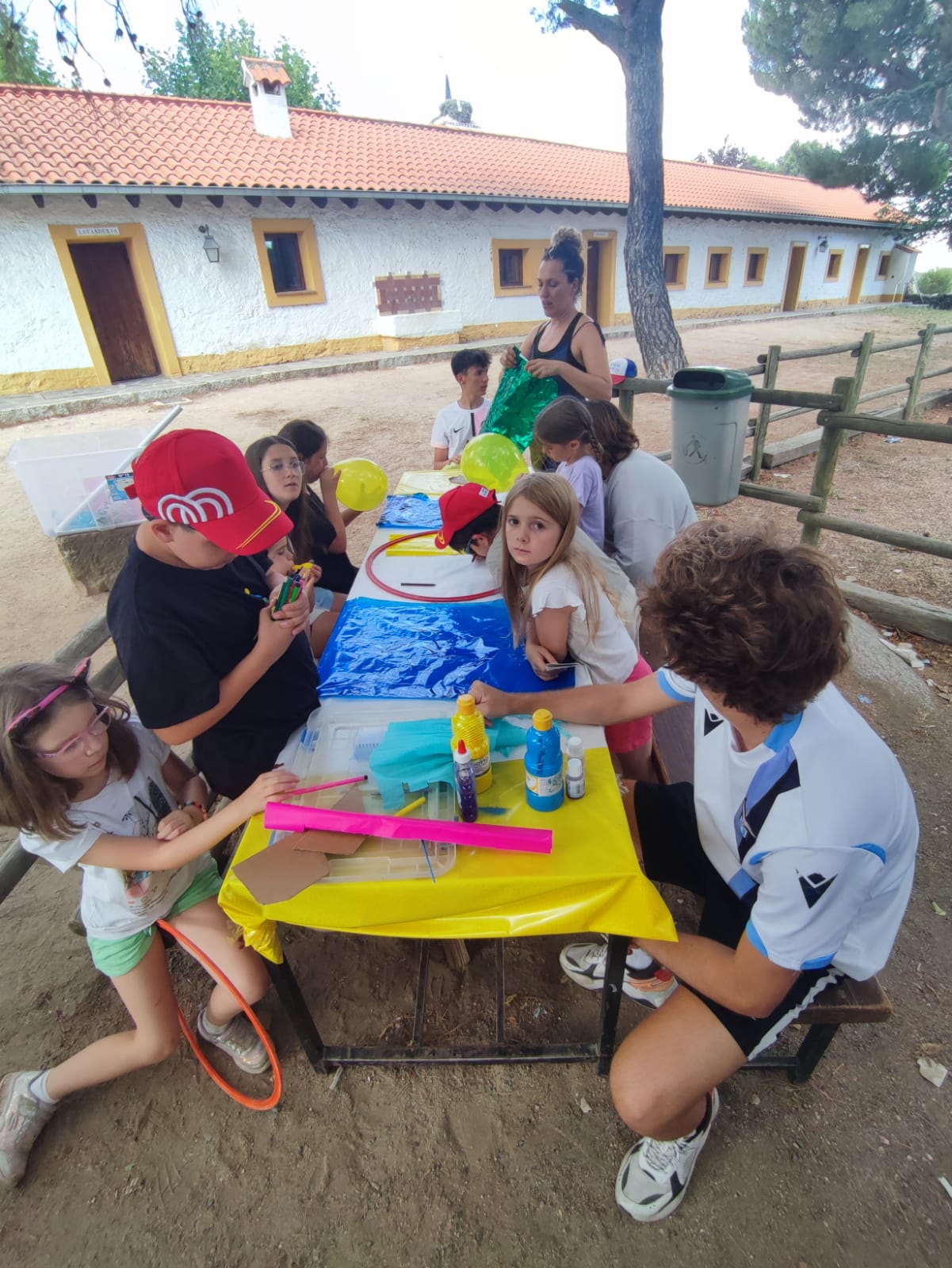 Participantes durante el taller de banderas