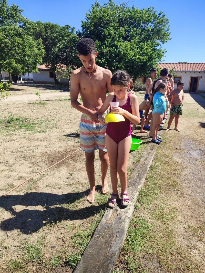 Participantes realizando una de las pruebas de la gymkhana de agua.